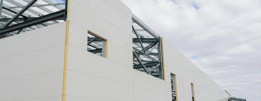 Wpływ wkrętów do płyt warstwowych na stabilność konstrukcji fasad